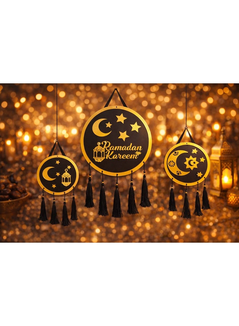 ثلاث قطع من اللافتات الدائرية لتزيين الجدران والأبواب، لافتات ترحيبية خشبية لشهر رمضان، لوحة سوداء وذهبية معلقة على الحائط - Image 3